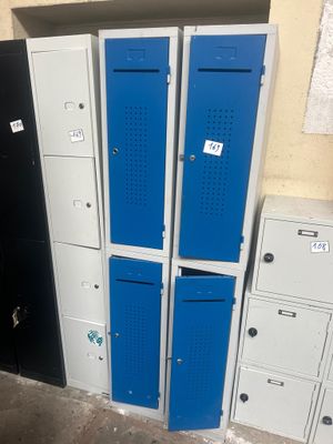 Plusieurs casiers sont alignés le long d'un mur dans une pièce