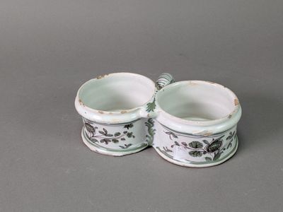 deux tasses placées l'une à côté de l'autre sur une table