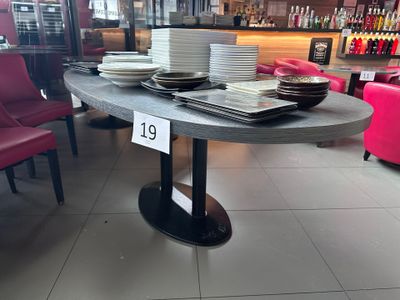 une table sur laquelle sont posées des assiettes et des tasses, dans un magasin
