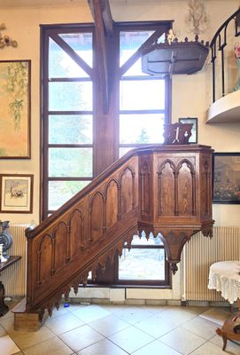 une photo d'un salon avec un escalier à l'intérieur