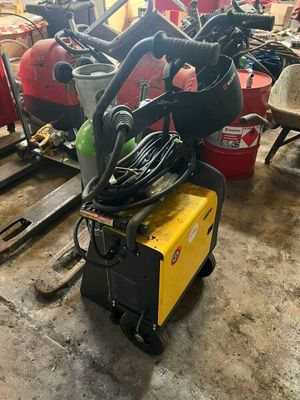 Ce garage abrite de nombreux types d'équipements de soudage