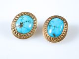 une paire de boucles d'oreilles à clous ornées de pierres turquoise
