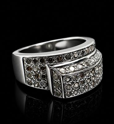 une image d'une bague en diamant sur une surface noire