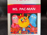 une photo d'une boîte du jeu « MS Pac-Man » d'Atari posée sur une table