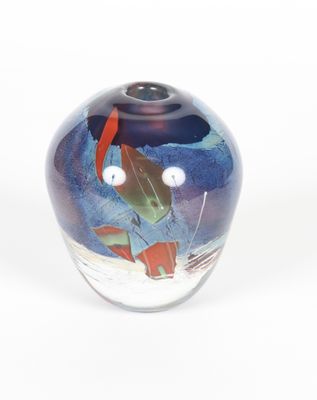 un vase en verre orné d'un motif de poisson
