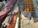 de nombreux objets qui traînent par terre