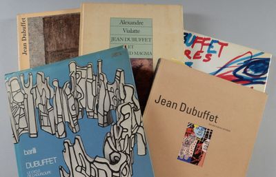 plusieurs livres sont empilés sur une table