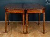 une vieille table en bois sur laquelle sont posées deux rallonges