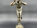 une image représentant une statue d'une femme tenant sa tête entre ses mains