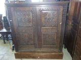 une grande armoire en bois ornée de sculptures