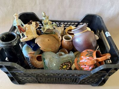 un panier rempli de vases posé sur une table
