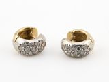 une paire de boucles d'oreilles en or et diamants