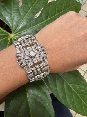 Quelqu'un porte un bracelet orné de nombreux diamants.