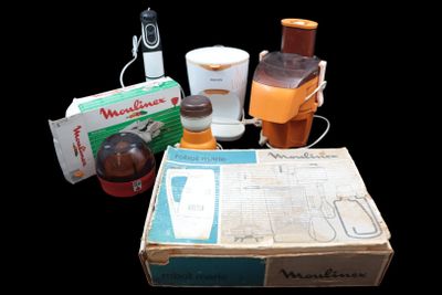une boîte sur laquelle sont posés un mixeur, un mixeur et d'autres objets