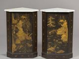 paire de commodes anciennes de style asiatique ornées de motifs dorés et noirs