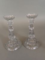 Paire de bougeoirs en cristal moulé à décor d'oves.