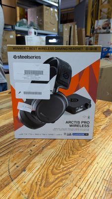 une boîte posée sur la table, contenant un casque audio