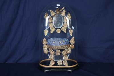 un dôme de verre avec une horloge à l'intérieur sur une table