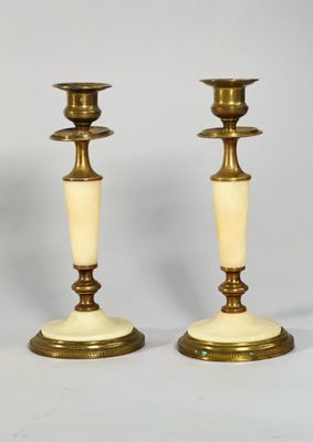paire de bougeoirs anciens en laiton avec des socles en marbre blanc
