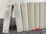 Plusieurs livres sont alignés sur un tapis