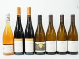 plusieurs bouteilles de vin sont alignées sur une table