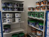 de nombreux pots de peinture sur les étagères du magasin
