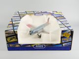 un petit avion en jouet qui se trouve dans une boîte posée sur une table