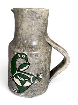 un vase orné d'un oiseau sur fond blanc