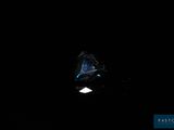 une image d'un diamant dans l'obscurité, éclairé par une lumière