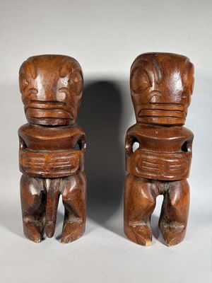 paire de tabourets en bois sculpté, dont les accoudoirs et les pieds ont la forme d’un homme et d’une femme