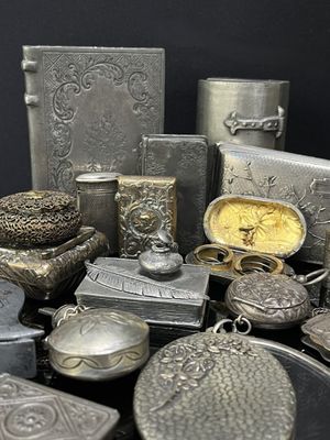 beaucoup d'objets en argent posés sur une table