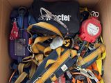 une boîte en carton contenant divers objets, dont un extincteur