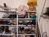une pièce encombrée, avec une lampe posée dessus
