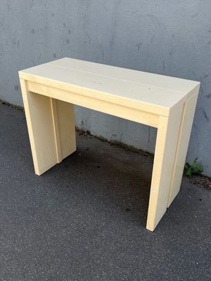 un banc blanc posé sur le trottoir