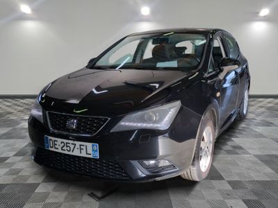 la photo d'une voiture noire garée sur un sol en damier