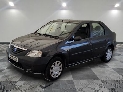la photo d'une voiture noire garée dans un garage