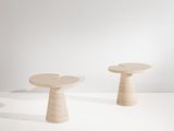 deux petites tables en bois posées sur un plan de travail blanc