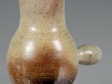 deux bols et un vase posés sur une table