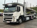 un camion blanc garé dans un parking