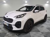 la voiture blanche est garée sur un sol en damier dans le garage