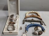 une boîte contenant une montre, une cuillère et d'autres objets, posée sur une table