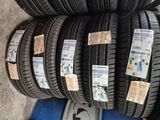 plusieurs pneus empilés les uns sur les autres