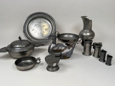 beaucoup d'objets en argent qui se trouvent sur la table