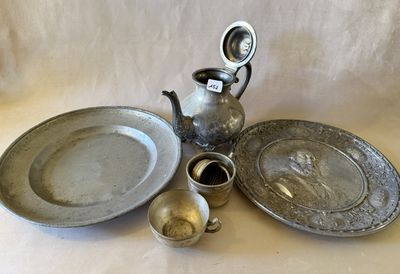 beaucoup d'objets en argent posés ensemble sur la table