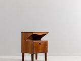l'image d'une petite table en bois avec un tiroir en dessous