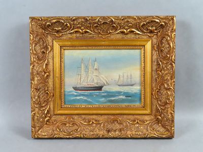un tableau représentant un navire en mer, dans un cadre doré