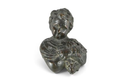 statue d'une femme tenant un bébé dans ses bras