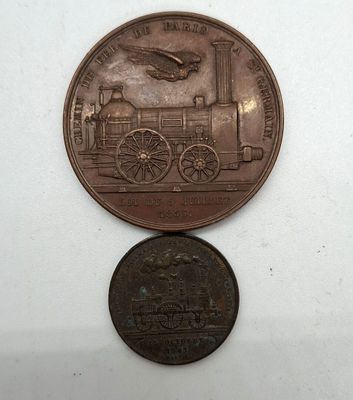 une pièce sur laquelle est représenté un train et une pièce sur laquelle est représenté un train