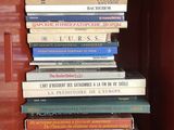 plusieurs livres empilés sur une étagère