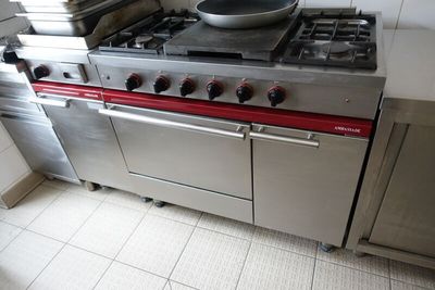 une poêle posée sur une cuisinière dans une cuisine